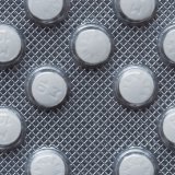 Avec le contre-projet du Conseil fédéral, la Confédération aura plus de compétences en matière d'approvisionnement en médicaments (archives). KEYSTONE/GAETAN BALLY